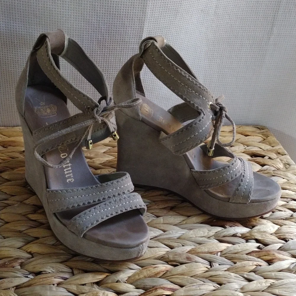 Juicy Couture suede taupe platform sandals 6